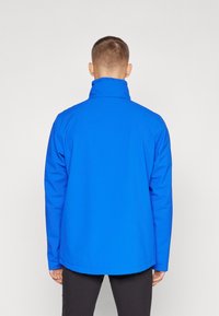 Veste imperméable bleue avec un col haut, des manches longues et une coupe décontractée. Texture lisse, design minimal et sans fermetures visibles.