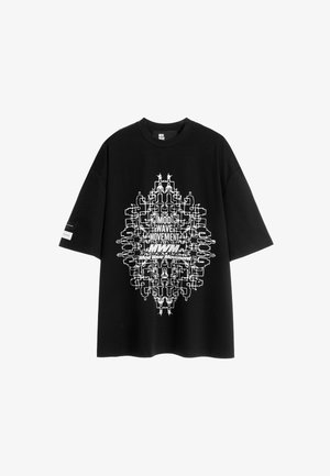 Camiseta negra oversize con patrón geométrico abstracto blanco y texto "Mod Wave Movement" centrado en el frente, mangas cortas.