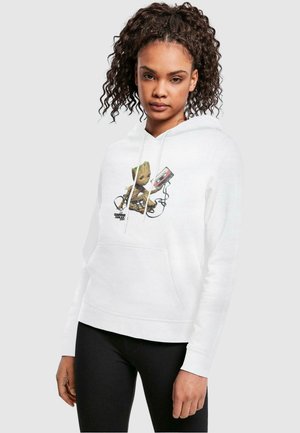 Weißer Kapuzenpullover mit einem Grafikdesign eines Charakters, der ein Kassettengerät und Kabel hält. Kängurutasche und Kapuze mit Kordelzug. Schwarze Leggings.