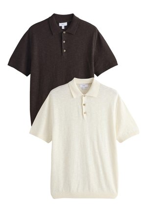 Dve polokošele s krátkym rukávom, jedna tmavohnedá a jedna smotanová, každá s trojradovou gombíkovou légou a rebrovaným golierom a rukávmi.