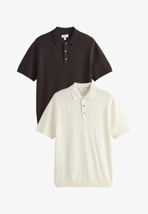Dwie koszulki polo z krótkim rękawem, jedna ciemnobrązowa, druga kremowa, każda z plisą na trzy guziki oraz prążkowanym kołnierzykiem i rękawami.
