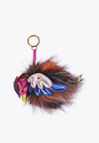 Portachiavi in finta pelliccia con un design di uccello colorato in rosa, blu e arancione, con dettagli metallici e un attacco ad anello in tonalità oro.