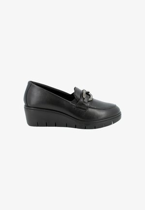 Mocassini wedge in pelle nera con punta arrotondata, dotati di una fibbia decorativa in argento e suola texturizzata. Design elegante con accenti sottili.