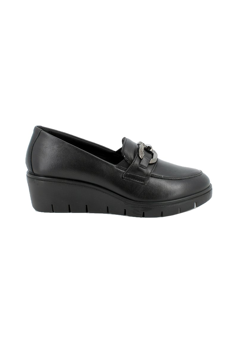 Mocassini wedge in pelle nera con punta arrotondata, dotati di una fibbia decorativa in argento e suola texturizzata. Design elegante con accenti sottili.