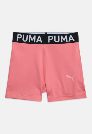Roosad spordipüksid musta elastse vöökohaga, millel on kiri „PUMA“ ja hele Puma logo alumisel paremal jalal.