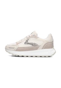 Beige sportieve schoen met mesh en suède materiaal, ronde neus, getextureerde zool en een opvallend logo detail aan de zijkant.