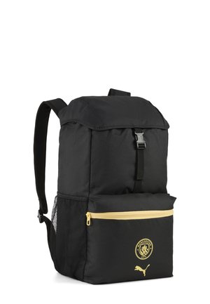 Sort rygsæk med frontlynlåslomme, netlommer i siden og Manchester City- og Puma-logoer i guld.
