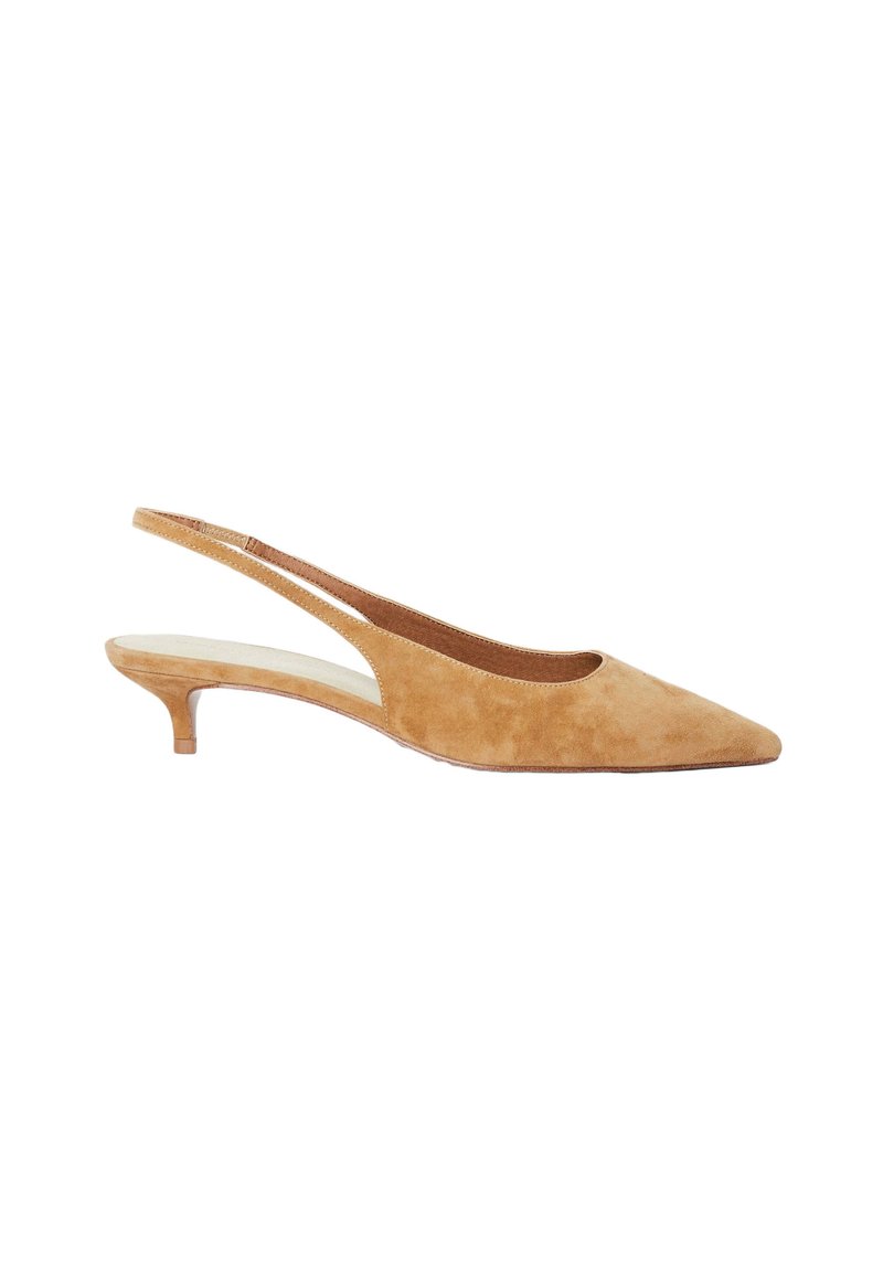 Pompe slingback en daim beige avec un bout pointu, un petit talon et un design découpé sur le côté. Texture lisse avec une silhouette minimaliste.