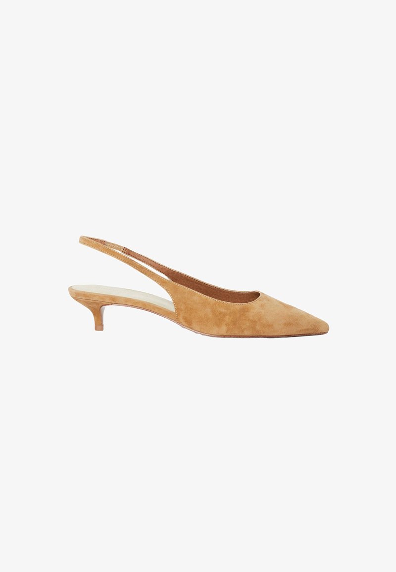 Pompe slingback en daim beige avec un bout pointu, un petit talon et un design découpé sur le côté. Texture lisse avec une silhouette minimaliste.