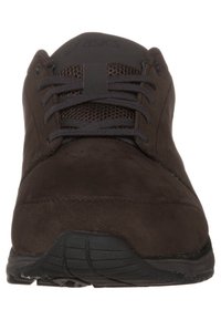 Scarpe sportive marroni scuri con finitura in suede, linguetta in rete e suola in gomma nera a contrasto. Presentano lacci e fori rinforzati.