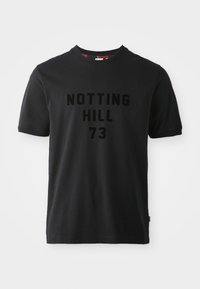 Svart bomull T-skjorte med rund hals og korte ermer, med "NOTTING HILL 73" trykket tydelig på forsiden.