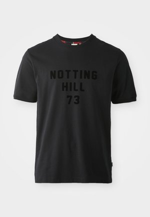 Svart bomull T-skjorte med rund hals og korte ermer, med "NOTTING HILL 73" trykket tydelig på forsiden.