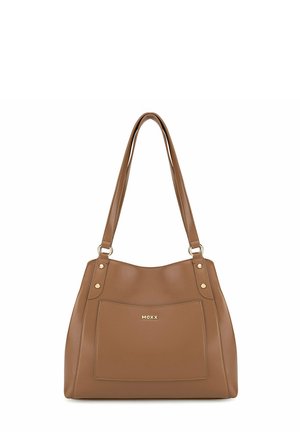 Sac à main en cuir marron moyen avec doubles bretelles d'épaule, poche avant et petit logo métallique sur fond blanc uni.