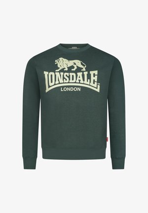 Tumši zaļš džemperis ar garām piedurknēm, apaļu kaklu un lielu krēmkrāsas logo, kurā attēloti divi lauvām un teksts "LONSDALE LONDON". Riboti piedurkņu gali un apakšmala.