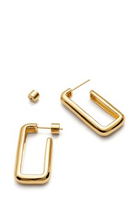 Pendientes de aro dorados con forma rectangular, superficie brillante y bordes redondeados. Incluyen un pequeño respaldo cilíndrico para un ajuste seguro.