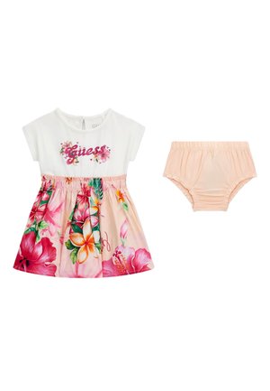 Vestitino da neonato bianco e rosa con motivi floreali, maniche corte e logo "Guess" sul petto, abbinato a mutandine elastiche rosa chiaro coordinate.