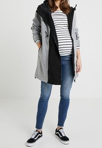 MAMALICIOUS Abrigo corto - grey