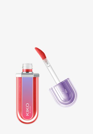 Brillo de labios con tapa degradada púrpura removida y aplicador inclinado que muestra brillo rojo dentro de una botella rectangular transparente etiquetada "KIKO MILANO."