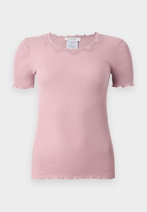 Roosa ribiga lühikeste varrukatega T-särk, millel on laineline pitsist kaelus ja toore servaga varrukate ääred, valmistatud pehmest ja venivast materjalist.