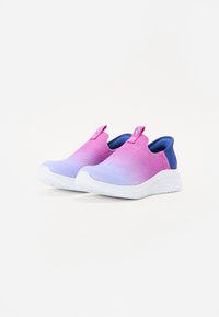 Slip-on sportcipők rózsaszín és lila átmenettel, texturált felsőrésszel és fehér rugalmas talppal, kék részletekkel a hátulján.