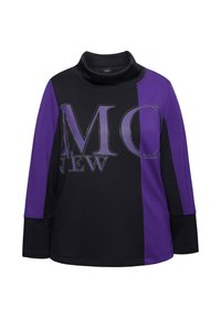 Långärmad topp med svart och lila färgblockdesign, med hög krage och silverfärgade nitar som bildar bokstäverna "MO NEW". Mjuk tygkänsla.