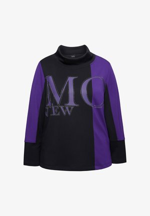 Pitkähihaisen paidan musta ja violetti väriestetiikka, jossa on korkea kaulus ja hopealla niitillä varustetut kirjaimet "MO NEW". Pehmeä kangastuntuma.