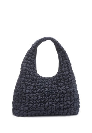 Õmmeldud must kangast käekott kortsulise tekstuuri ja ümarate sangadega, esitatud valgel taustal.