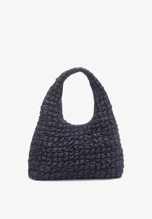 Bolso de tela negra acolchada con textura fruncida y asas redondeadas, exhibido sobre un fondo blanco.