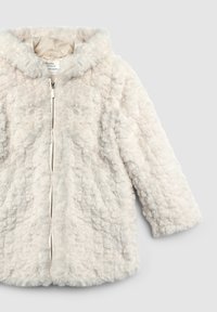 Giacca in pelliccia sintetica bianca con cappuccio, chiusura con zip e superficie testurizzata. Presenta un design accogliente con maniche lunghe e una morbida fodera.