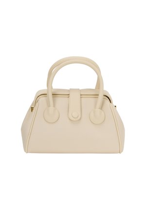 Crèmekleurige neplederen handbag met een ronde silhouet, dubbele handvatten bovenaan, grote ronde accenten en een centrale strap sluiting. De textuur is geperst.
