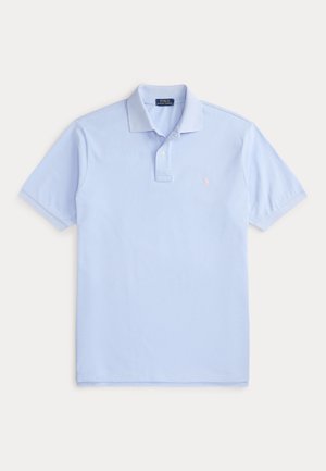 Jasnoniebieska koszulka polo z krótkim rękawem, kołnierzykiem i plisą z dwoma guzikami, z małym wyszywanym logo na lewej piersi.