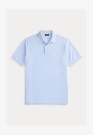 Lyseblå kortermet polo med krage og to-knappers klaff, med lite brodert logo på venstre bryst.