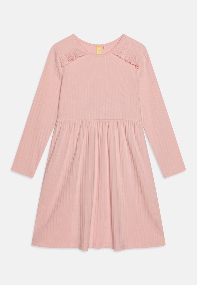 Rosa Langarmkleid mit geripptem Material, das eine geraffte Taille und Rüschendetails an den Schultern aufweist. Weicher, leichter Stoff.