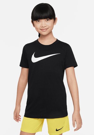 Zwart T-shirt van katoen, met een groot wit Nike swoosh logo op de voorkant. Gepaard met gele shorts, die ook een logo tonen.