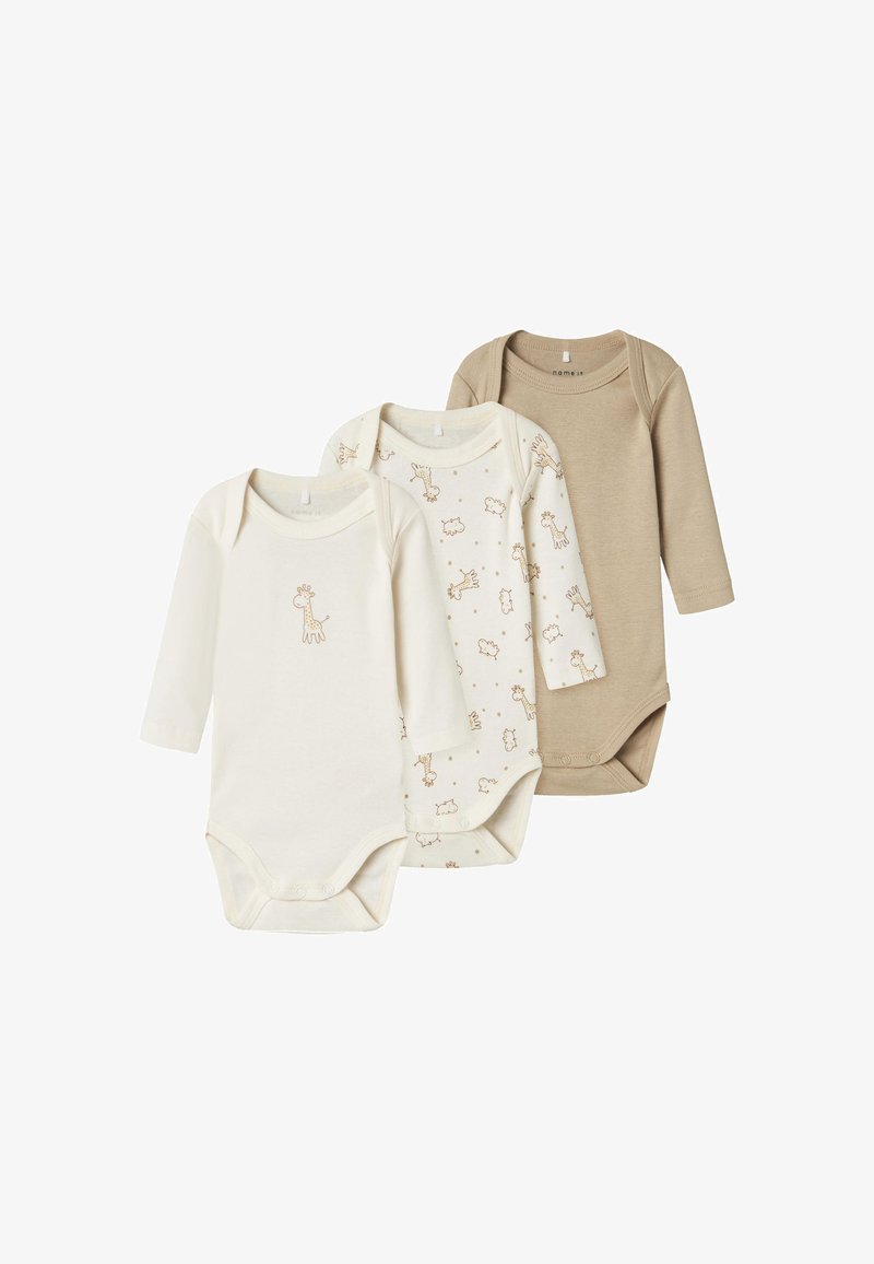 Set di tre body per neonati: crema con stampa di giraffe, crema con motivo animale e marrone chiaro. Cotone morbido, maniche lunghe, chiusura a scatto.