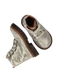 Gevlochten enkelboots met een glinsterende zilveren en witte reptielprint. Bruine rubberen zool met textuur en lichtbruine accenten.