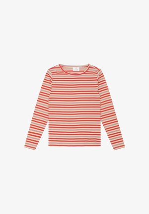 T-shirt met lange mouwen met horizontale strepen in tinten rood en roze tegen een crèmekleurige achtergrond, met een ronde halslijn en ribbeltextuur.