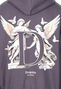 Grauer Hoodie mit aufwendigem Grafikdesign von zwei Engeln, einem großen "D" und dem stilisierten Text "Dropsize" sowie akzentuierenden Vögeln und kunstvollen Details.
