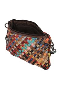 Vævet clutch-taske i flerfarvet læder med lynlås, der har et tekstureret mønster og en brun inderside. Justerbar rem og sølvfarvet hardware.