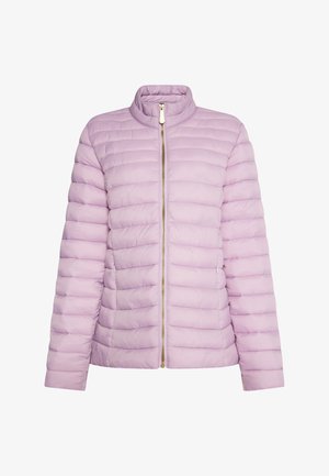 Lila Puffer-Jacke mit Stehkragen, Reißverschluss auf der Vorderseite und horizontalem Steppmuster. Sie verfügt über einen goldenen Reißverschluss und nicht abnehmbare Ärmel.