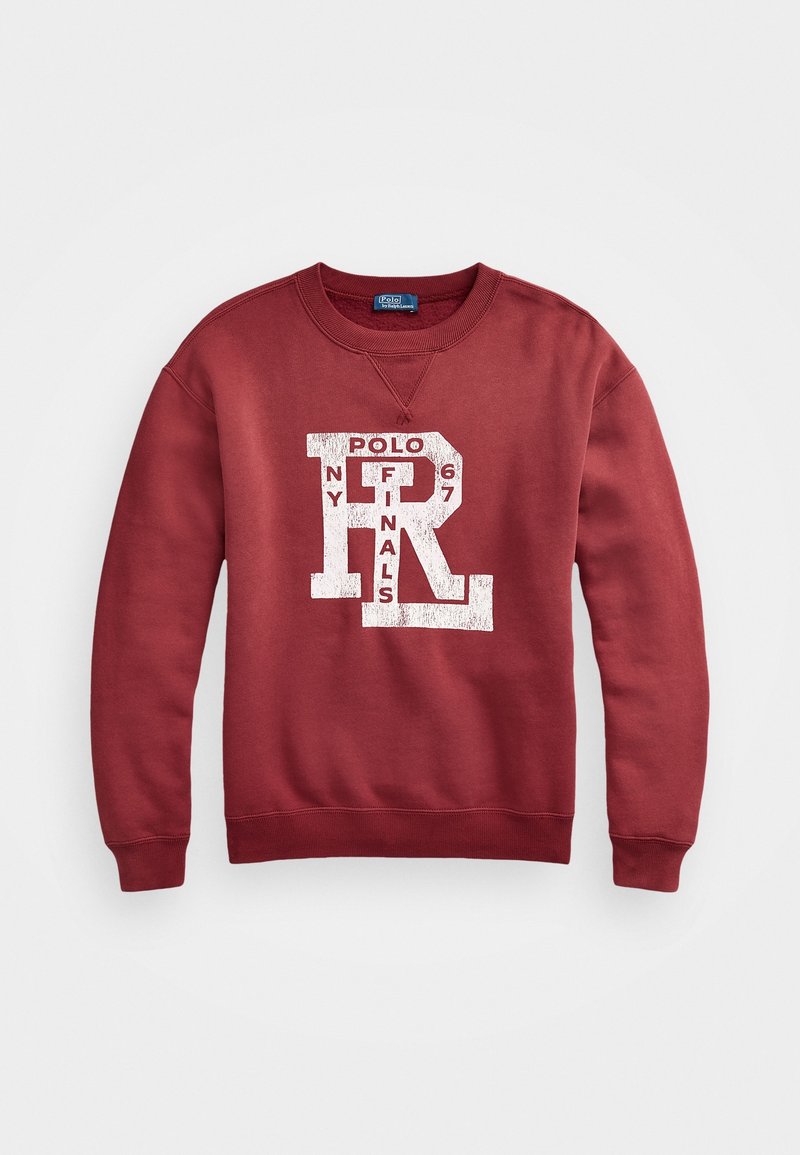 Sweat-shirt à manches longues col rond en rouge foncé avec un texte graphique blanc usé "POLO NY FINALS 67" sur le devant.