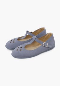 Zapatos plano Mary Jane de ante azul con diseños cuadrados recortados, correa ajustable y suela de goma plana, con un suave forro interior.