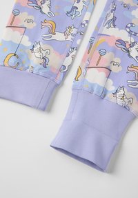 Paarse leggings met een eenhoorn- en wolkenpatroon; zachte stof met elastische boorden; bevat speelse motieven en pastelaccenten.