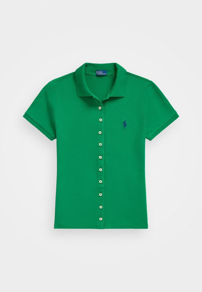 Πράσινο πόλο μπλουζάκι από βαμβάκι, με κουμπιά μπροστά, κοντά μανίκια και κεντημένο λογότυπο σε πιο σκούρο πράσινο χρώμα.