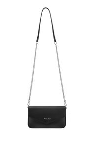 Sac bandoulière en cuir noir avec une chaîne, présentant un rabat géométrique et un logo embossé à l'avant.