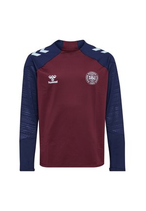 Langærmet sportstrøje i vinrød og navy med DBU-logo og Hummel-mærkeemblemet på brystet samt chevron-striber på skuldrene.
