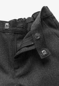 Ceinture de pantalon gris foncé avec bouton, bouton-pression, fermeture éclair et dos élastiqué pour un ajustement réglable, montrée ouverte.