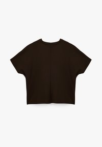 Czarny krótki T-shirt wykonany z miękkiego materiału. Posiada krótkie rękawy, okrągły dekolt i minimalne detale szwów na plecach.