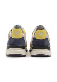 Herrenschuhe aus einer Mischung von grauem, gelbem und marineblauem Wildleder, Netzbespannung, gepolsterter Knöchelpartie und einer schwarzen Zwischensohle mit Branding an der Ferse.