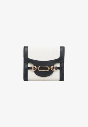 Compact portemonnee in wit en zwart leer, met een gestructureerd patroon, gouden accenten en een gebogen sluiting met een kettingaccent.